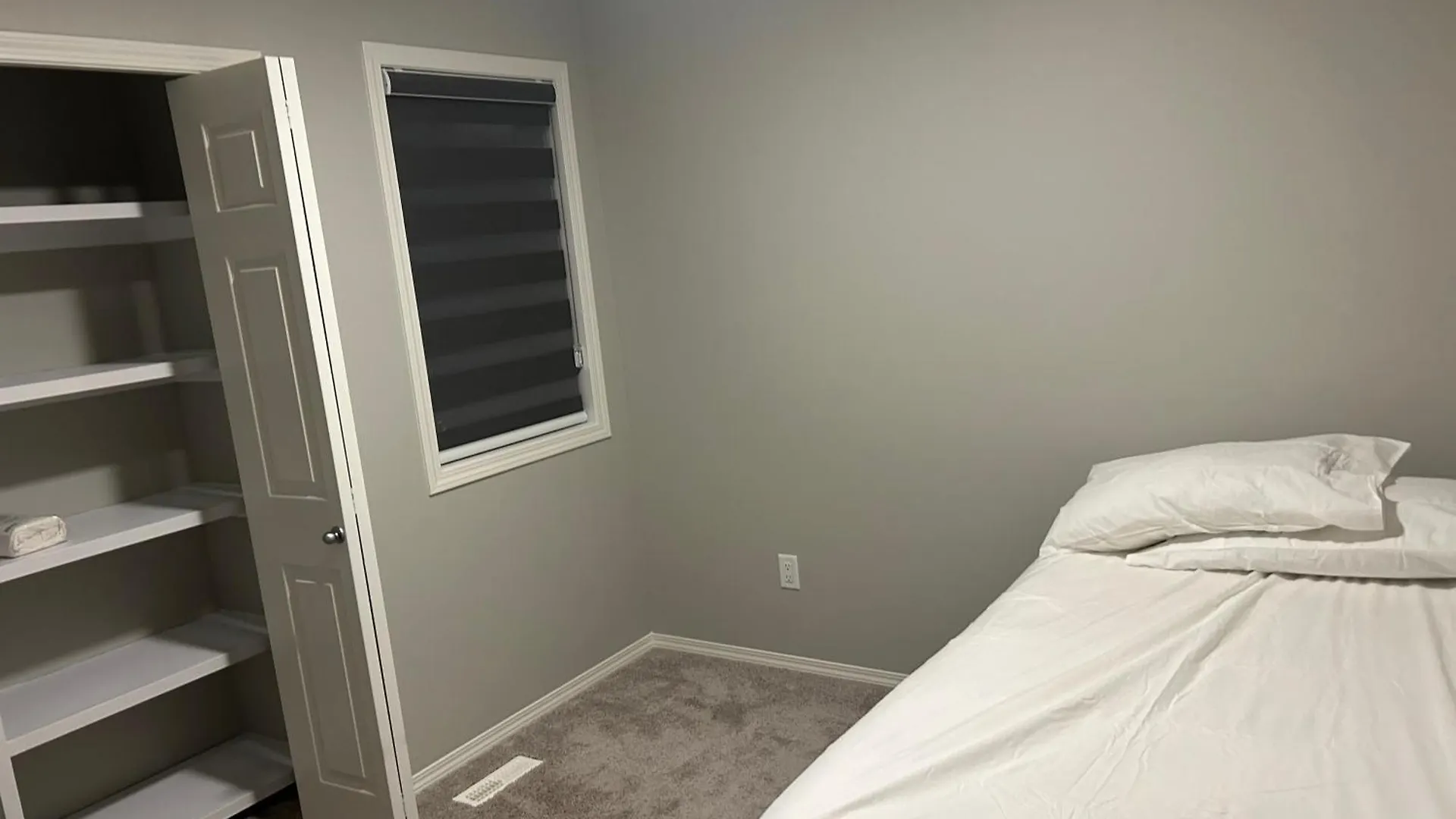 Bedroom Sw Edmonton Hwy 2 Near Yeg